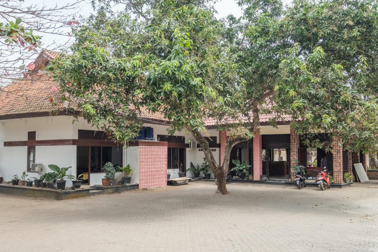 Oyo 951 Cempaka Ratu Beach Resort Sukabumi Exterior photo